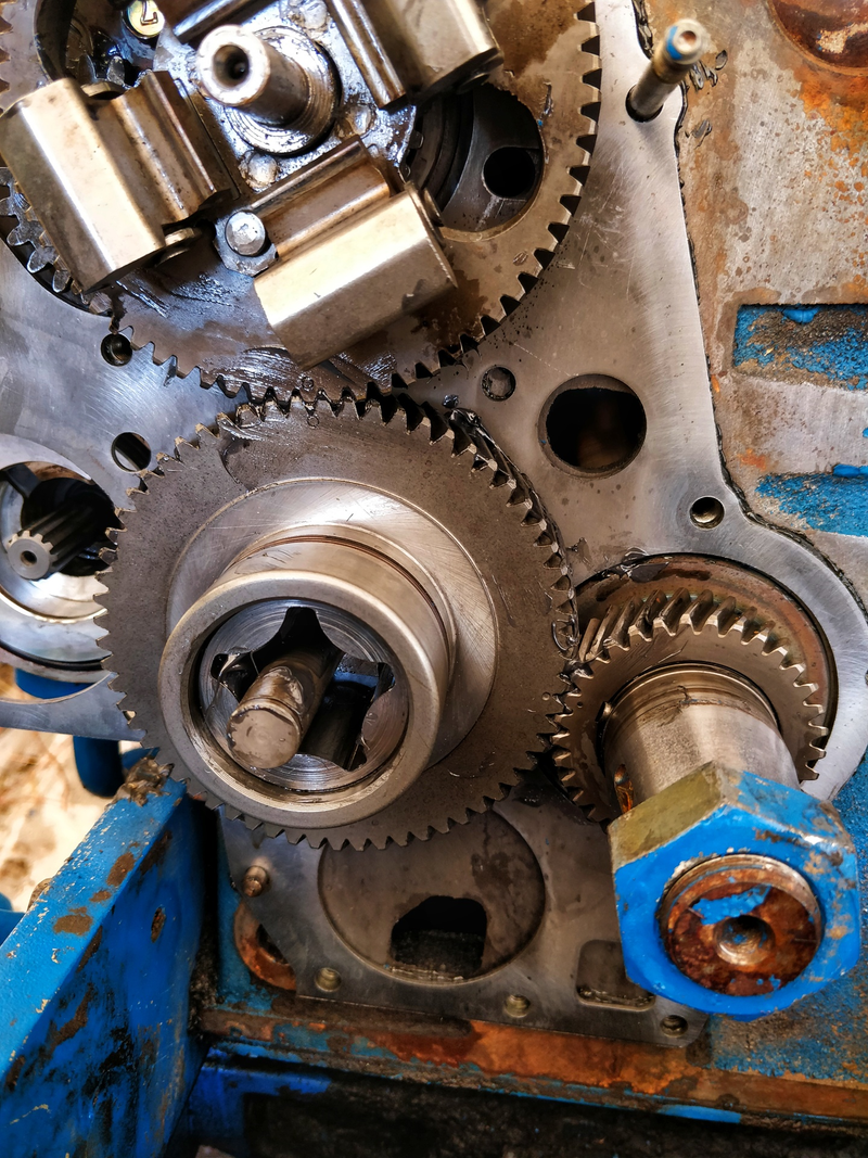 timing plate and gears in place, all lined up... the cam gear was just as hard to get on as it was to get off, despite the fact that I heated it up quite hot with the torch before even trying. plenty of assembly lube in the oil pump and governor.